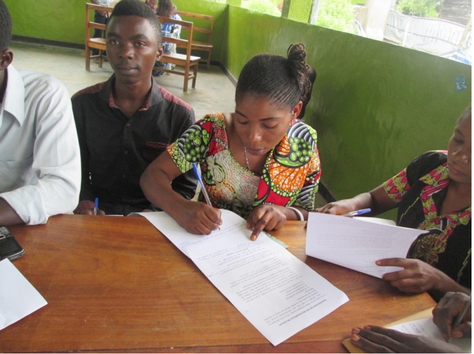 Signature d’un acte d’engagement par les membres de la communauté.