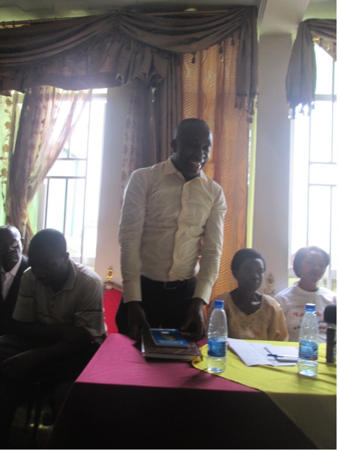 Le Directeur pays HEKS EPER SUISSE présente pendant restitution de l’évaluation CACDI.