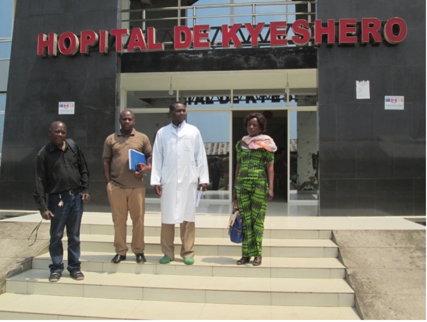 L’évaluateur et l’équipe CACDI visitent le partenaire HOPITAL de KYESHERO qui est au service des soins des santés spécialisé